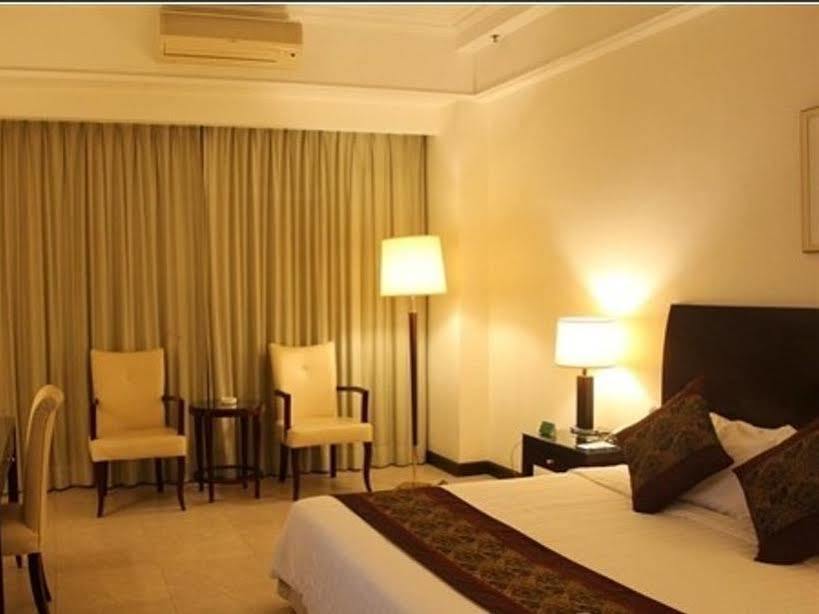 Clifford Golden Lake Hotel Foshan Buitenkant foto